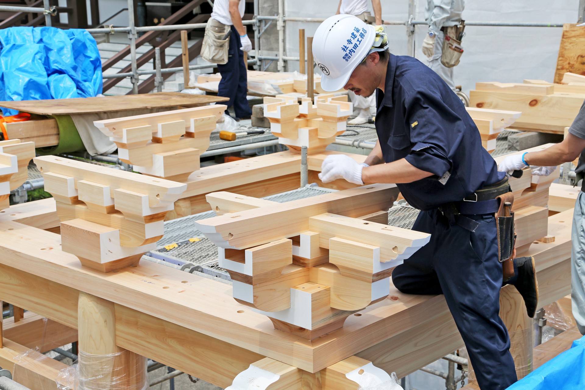 国宝や重要文化財の建造物、社寺の修理にあたる宮大工