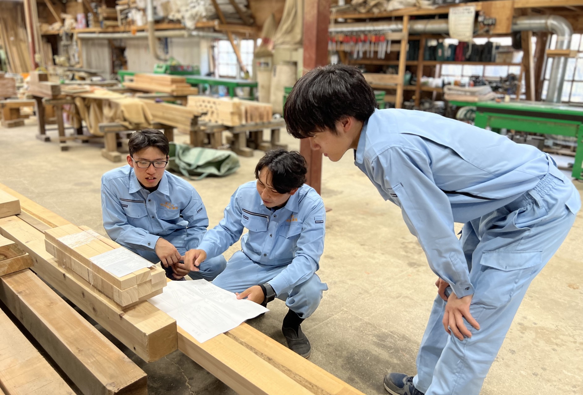 若手社員が生き生きと働いている様子